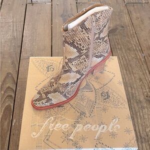 Women’s ankle boot size 40.